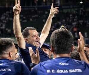 Paulistão: Água Santa chega ao topo com show da torcida na Vila Belmiro