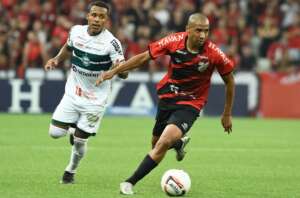 Série B: Chapecoense avança por volante Pablo Siles e atacante Felipe Ferreira