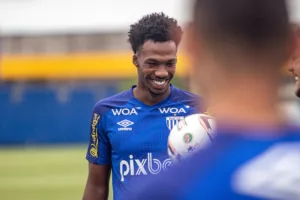 Série B: Avaí envia proposta e deve renovar com zagueiro Roberto