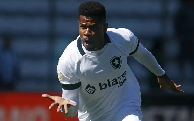 Botafogo quer repatriar atacante Júnior Santos, sem espaço no Fortaleza