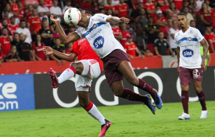 Herói da classificação do Caxias sobre o Internacional, atacante exibe  fratura sofrida no rosto após confusão - Esportes - R7 Lance