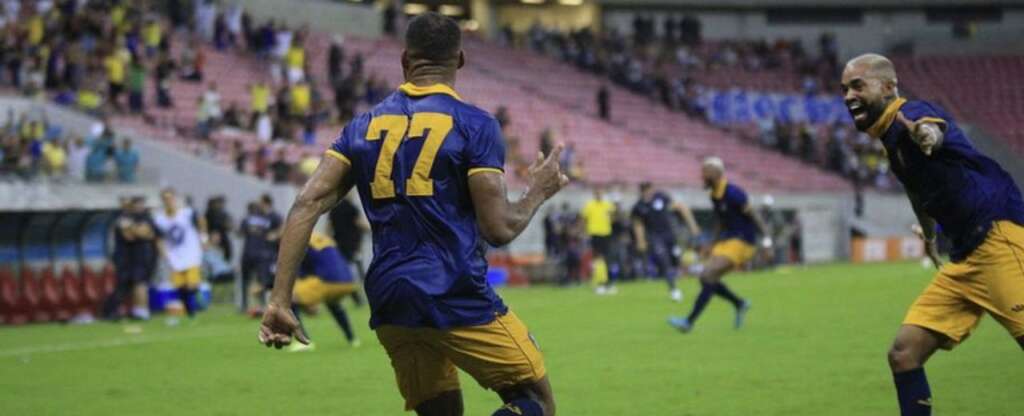 Juizão dá cartões de presente para torcedor após jogo da Copa do Brasil