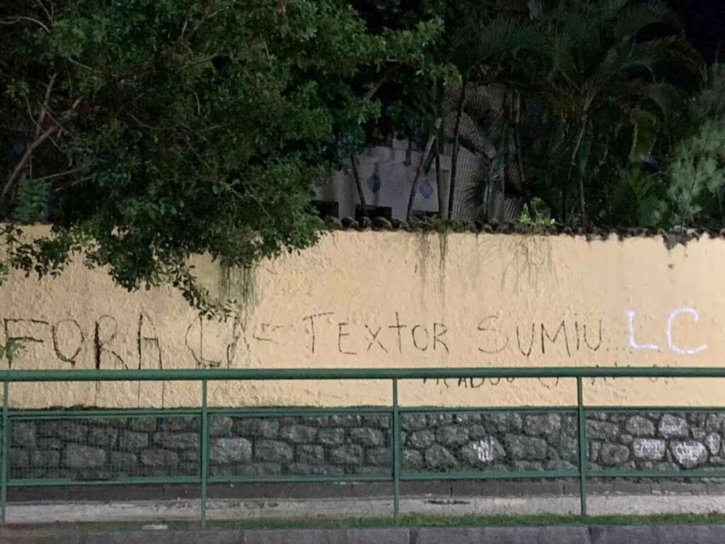 Torcida do Botafogo picha muros cobrando Textor e Castro após a queda no Carioca
