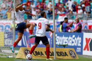 BAIANO: Com Fonte Nova lotada, Bahia goleia e avança para a final