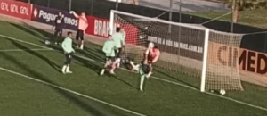 Palmeirense Rony faz gol de bicicleta em treino da seleção brasileira