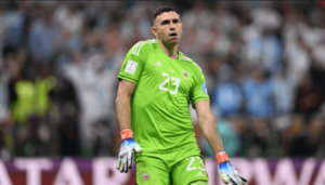 Alteração na regra proíbe goleiros de 'distrair cobrador' nos pênaltis