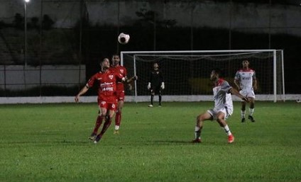 Itapira, SP, 17 (AFI) - A Itapirense terá a última chance de buscar uma classificação no Paulista A3 neste sábado, quando entra em campo pela rodada final da primeira fase. Se quiser continuar vivo na briga, o time de Tássio Lopes precisa vencer o Marília no Abreuzão e quebrar uma sequência de 7 jogos sem comemorar um triunfo no campeonato. A última vitória da Esportiva foi o 1 a 0 diante da Matonense, no dia 12 de fevereiro. Depois disso, foram três derrotas e quatro empates. Mas só a vitória não basta, já que a Vermelhinha está fora do G-8 classificatório. Para que seja possível avançar, é preciso, além de bater o MAC, contar com o tropeço dos outros clubes que também disputam uma vaga na próxima fase. São José, Marília, Capivariano e EC São Bernardo já estão garantidos na segunda etapa do estadual. Desportivo Brasil, Bandeirante, Rio Preto, Itapirense, União Suzano e Matonense ainda sonham em terminar a rodada entre os oito melhores clubes do torneio. O time de Itapira é o primeiro fora da zona de classificação, e só pode chegar aos mesmos 22 pontos do EC São Bernardo, mas tem apenas 4 vitórias, 3 a menos que o Cachorrão. A equipe conquistou 4 vitórias, 7 empates e 3 derrotas em 14 jogos disputados - levou 14 gols e balançou as redes 11 vezes até aqui. Marília e Itapirense se enfrentam às 15h deste sábado (18), no Abreuzão, casa Alviceleste.