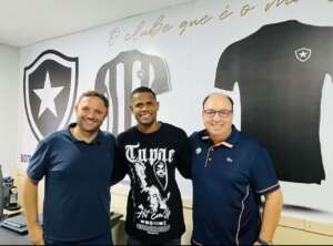 Botafogo oficializa retorno do atacante Júnior Santos