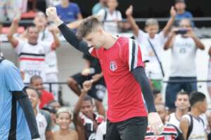 Pernambucano: Santa Cruz renova com Michael até 2024 e anuncia contratação