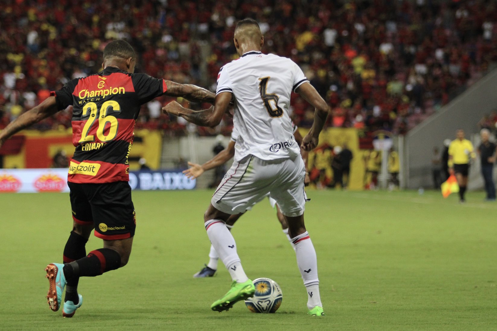 Copa do Nordeste: Árbitro sente lesão e é carregado por equipe médica dos times