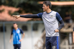 Thiago Carpini admite leveza na final, mas quer Água Santa 'sonhando um pouco mais'