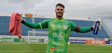 Thomazella fez dois milagres nos acréscimos (Foto: Divulgação - Portuguesa)