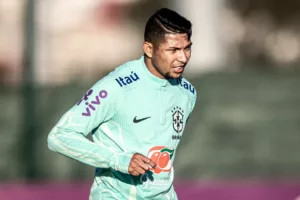 Rony brinca sobre Abel na seleção. VEJA O VÍDEO!