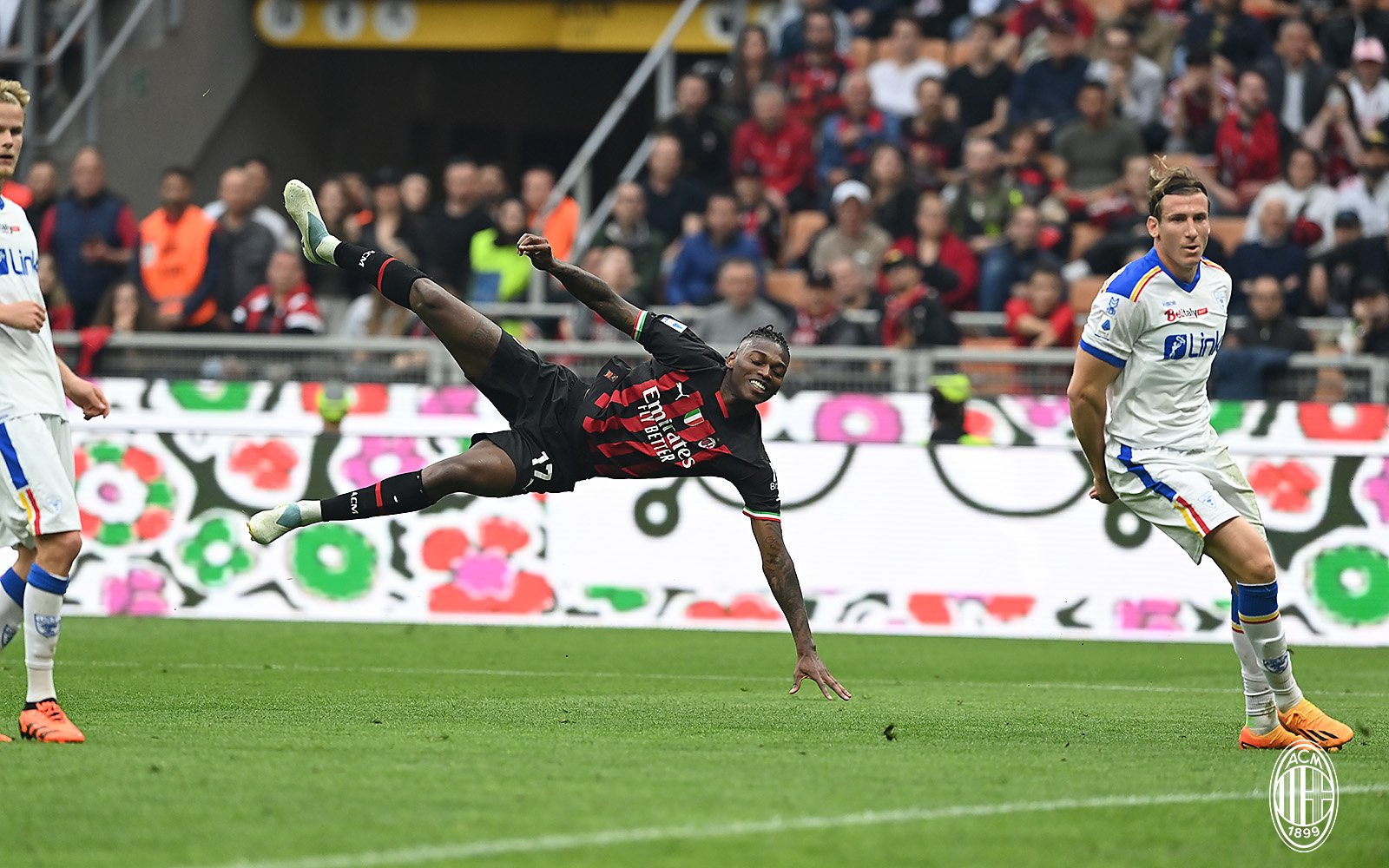 ITALIANO: Rafael Leão faz dois contra o Lecce, Milan volta a ganhar e é o 5º