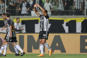 Atlético-MG 2 x 1 Athletico - Hulk decide e Galo vence a 1ª no Brasileirão