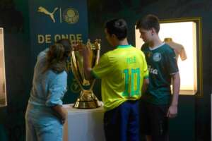 Palmeiras convida filha de Pelé para expor taça alusiva ao Rei na sala de troféus