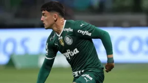 Piquerez sofre entorse e desfalca o Palmeiras; Endrick assume camisa 9 na Libertadores
