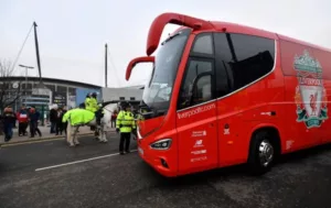 Klopp é atingido por objeto arremessado em ônibus do Liverpool