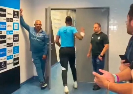 Copa do Brasil: Goleiro do Grêmio é vaiado e dá soco em porta de vestiário. VÍDEO!