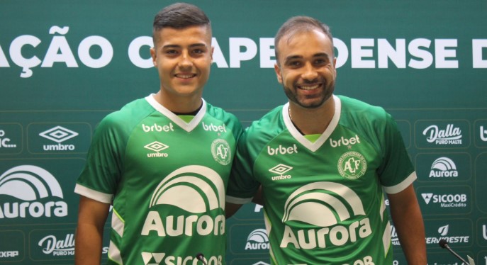 Série B: Chapecoense apresenta meias Gabriel Xavier e Maurício