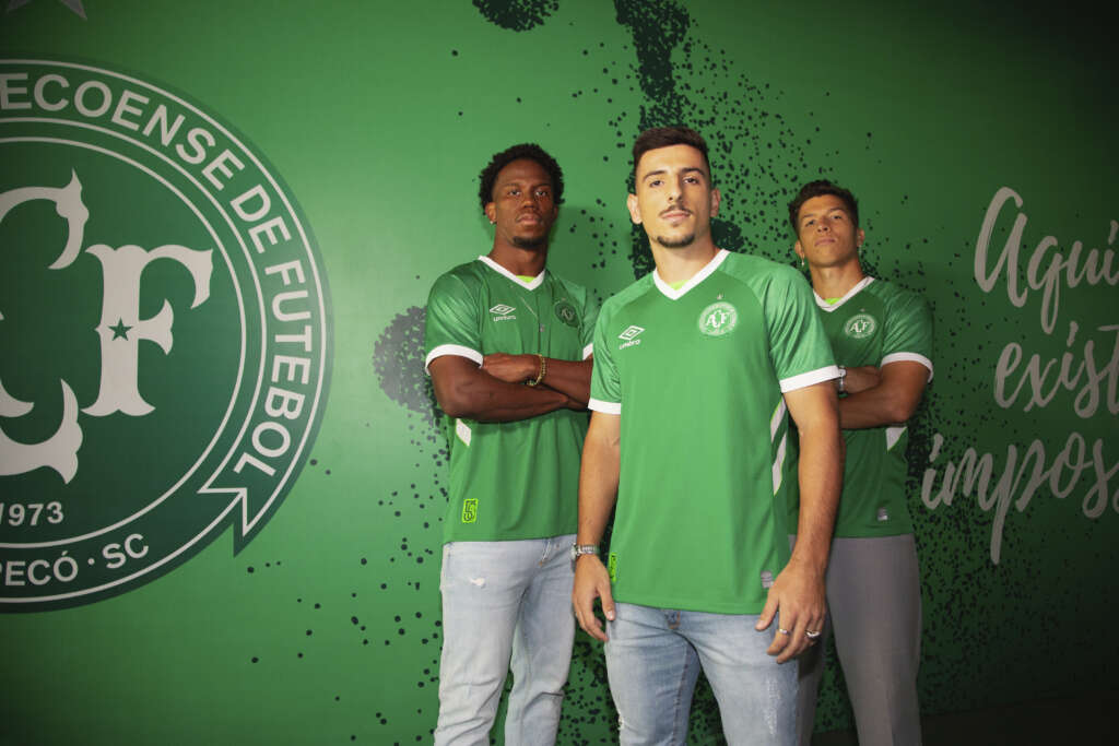 Umbro lança novos uniformes da Chapecoense em homenagem aos 50 anos do clube 2 Umbro