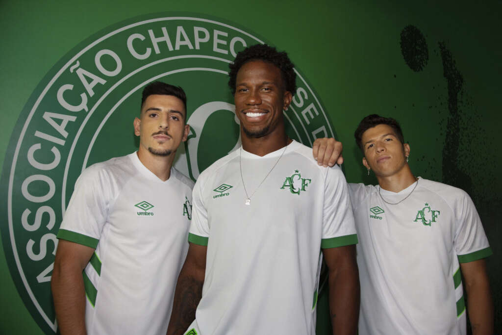 Umbro lança novos uniformes da Chapecoense em homenagem aos 50 anos do clube 3 Umbro