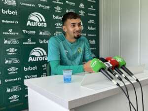 Série B: Vindo da base, volante fala sobre estreia como titular na Chapecoense: 'Sonho de criança'