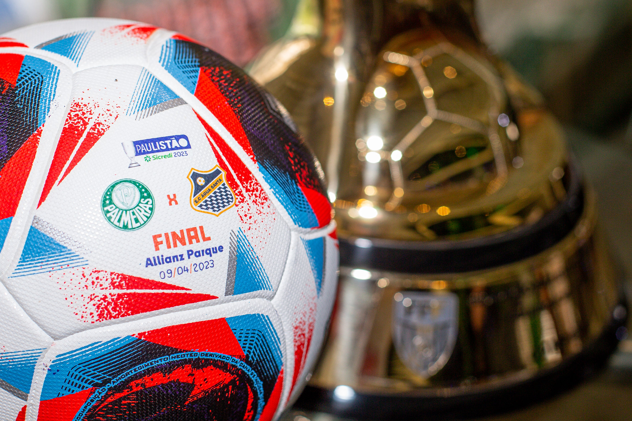 Penalty e FPF premiam torcedores com bolas personalizadas de jogos