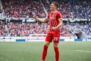 ALEMÃO: Freiburg goleia o Shalke 04 e entra na zona de classificação à Liga dos Campeões