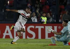 Erison festeja os dois gols na Argentina e aponta 'estreia' no São Paulo