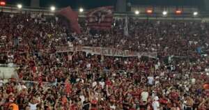Torcedores do Flamengo usam tornozeleira por faixa contra 'torturadores de 64' no Maracanã
