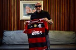 Jorge Sampaoli desembarca no Rio de Janeiro para se apresentar ao Flamengo