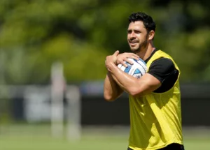 Giuliano é relacionado e Corinthians pode repetir time diante do Argentinos Juniors