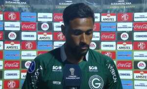 Que isso? Atacante do Goiás dá três chapéus seguidos. Veja !