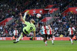 INGLÊS: Manchester City derrota Southampton e segue na perseguição ao Arsenal