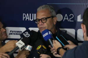 Série B: Hélio dos Anjos faz alerta a Ponte Preta após derrota na estreia: 'Futebol é dinâmico'