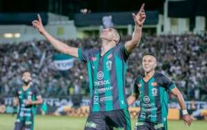 Quem te viu, hein Flamengo! Torcida do Maringá gritou olé...