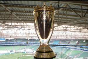 Palmeiras recebe troféu em homenagem ao Rei Pelé