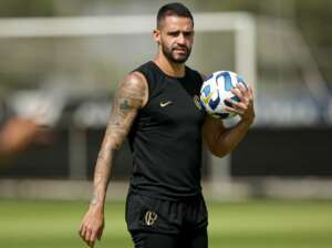 Renato Augusto tem lesão no menisco e deve desfalcar o Corinthians por dois meses