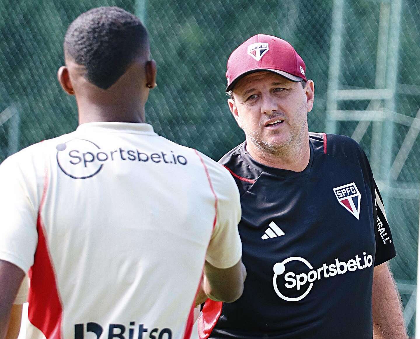 Com 'últimos zagueiros' disponíveis no São Paulo, Rogério Ceni