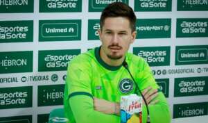 Tadeu, goleiro do Goiás, avalia golaço de De Pena na vitória do Inter: ''Mérito para ele''