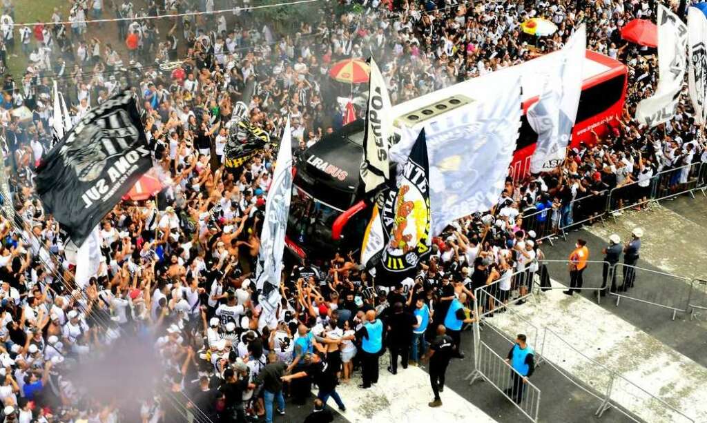 O último abraço da torcida antes do título da Ponte Preta