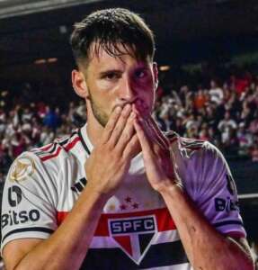 Calleri diz que Dorival 'fez o simples' e dedica vitória a Ceni: 'Um pai pra mim'