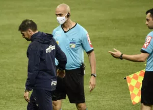 Tolerância zero da arbitragem rende 21 cartões e pode gerar 'guerra' com técnicos e jogadores