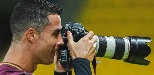 Cristiano Ronaldo ignora polêmicas e vira fotógrafo em treino do Al-Nassr