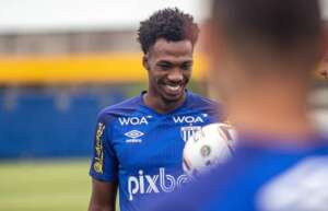 Série B: Zagueiro Roberto elogia disputa no setor defensivo do Avaí: 'Eleva o nível'