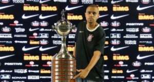 Torcedor do Corinthians morre após ser atingido por rojão antes de derrota para o Remo