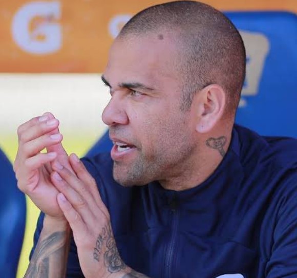 Daniel Alves quer ex-mulher e filhos em Barcelona como estratégia para tentar deixar prisão