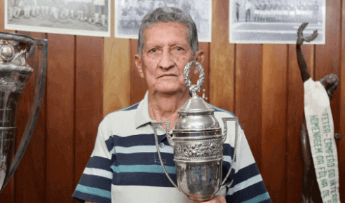 Campeão Paulista em 1949, pelo Guarani, visita o Estádio Brinco de Ouro