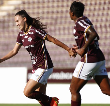 Rondonienses se apresentam em clube de futebol feminino do Paraná